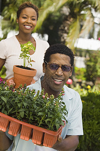 在花园工作的非洲裔美国男女幸福的非洲男人和女人图片
