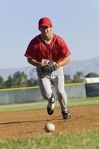 球员全长的棒球手向球跑图片