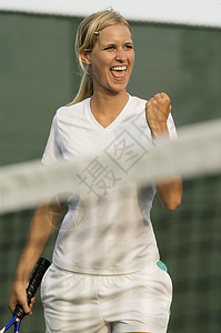 女性网球运动员以紧握拳头欢呼得分图片