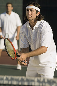 网球玩家与搭档在幕后站在一起进行电击图片