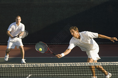 与背景伴侣一起打网球的混合双人组合玩家成年人活动竞赛球赛队友用品资质伙计们男人闲暇图片