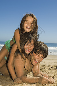 喜乐儿童在海滩玩耍的肖像图片
