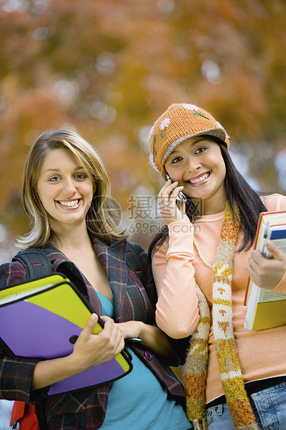 校园中美丽的大学生肖像的肖像幸福友谊微笑教育电话手机女性女士沟通同学们图片