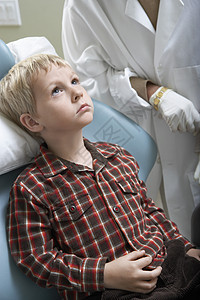 在牙医诊所做例行检查的小男孩 接受定期检查图片