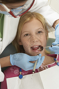 一名女牙医在诊所接受检查的少女图片