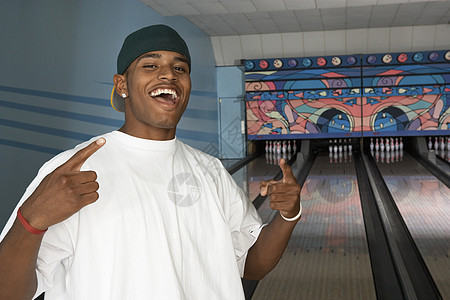 在保龄球馆的 快乐的年轻非裔美国人男子的肖像图片