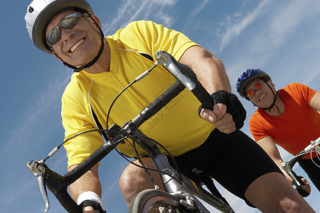 男子骑自行车对天的低角度视角图片