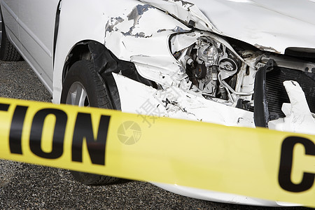 在事故现场的警示磁带后面 紧闭一辆被割伤的汽车图片