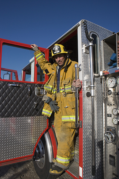男性成年消防员站在消防队的门前图片