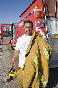 一名在背景中身着消防队防护服的消防人员被打成肖像图片