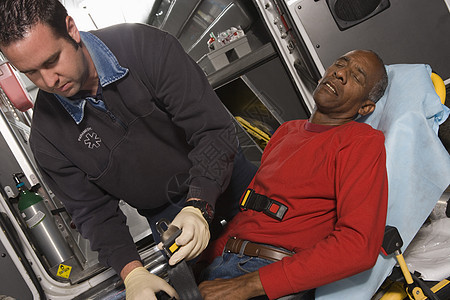 护理救护车内一名高级男子的男性EMT专业医护人员图片