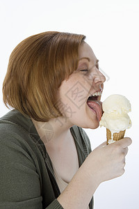 旁观美丽的美女舔冰淇淋 孤立在白背景上图片