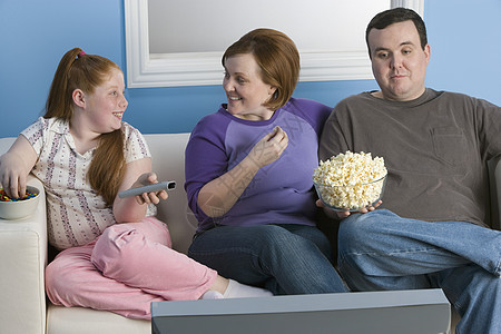 幸福的肥胖家庭一起看电视图片