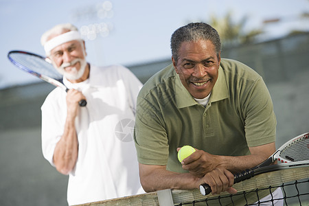 两名男网球运动员上法庭老人眼神闲暇运动服装倾斜微笑黑人男士退休图片