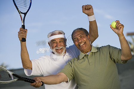 两个男性网球运动员在法庭上欢呼图片