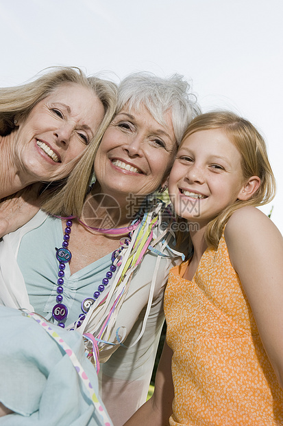 低角度看待女性和孙女微笑在一起的低视角图片