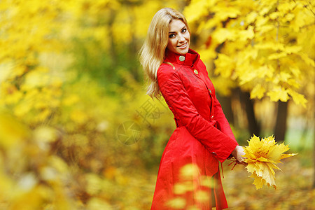 秋季妇女红色叶子金发黄色女孩公园橙子女性微笑图片