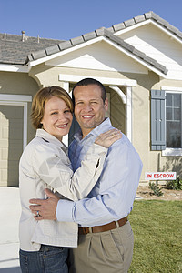 快乐的成熟情侣的肖像 拥抱在新房子前图片