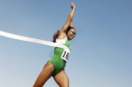 一位女性选手的侧面景观 与蓝天对决胜赛图片