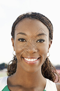 快乐的非洲裔美国女运动员笑着微笑的近距离肖像图片