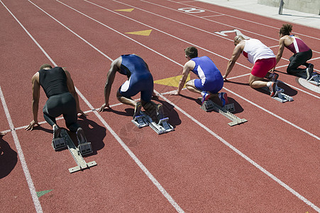 起步街区中的男性冲刺手男子跑步短跑运动员黑人体育比赛轨道服装起跑线图片