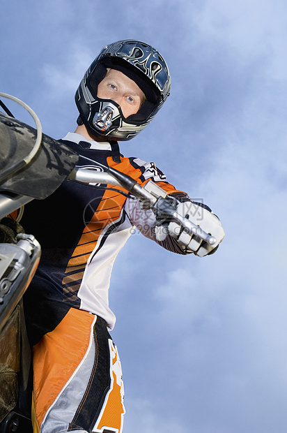 骑摩托车的男性骑自行车男驾驶员在天空上的低角度视图图片