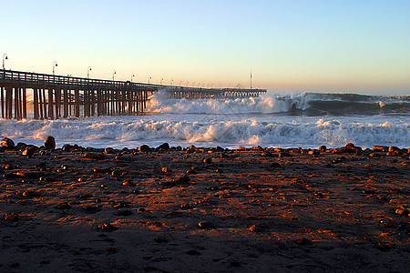 海洋浪潮风暴码头海岸线日出台风波浪薄雾天气蓝色气旋海滨海岸图片