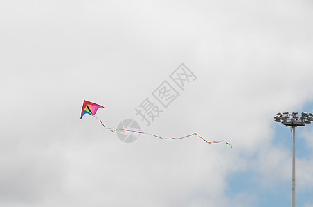 一个Kite飞过云天运动晴天天空冲浪者蓝色自由乐趣风筝海滩爱好图片