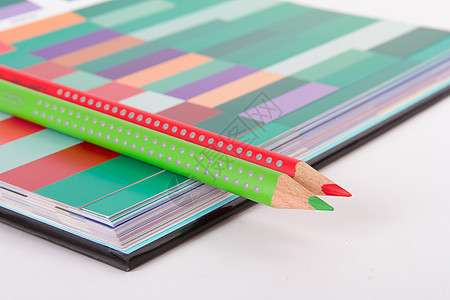 写在 美经 上的红色和绿色的薄膜办公室调色板打印床单目录文档文化杂志图书馆指导图片