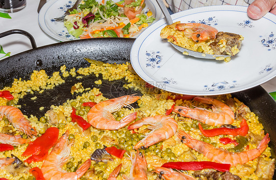 传统的西班牙烤肉锅里煮熟的藏红花香料海鲜饭黄色美食蔬菜海鲜食物烹饪对虾图片