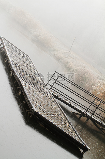 在湖边的木林码头场景白色港口薄雾阴霾季节公园血管支撑图片