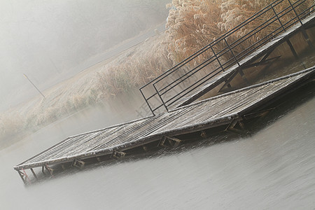 在湖边的木林码头血管公园阴霾白色港口季节场景薄雾支撑图片