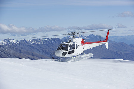 直升机降落在雪山顶上旅行顶峰风景天空服务刀刃地形航班工艺救援图片