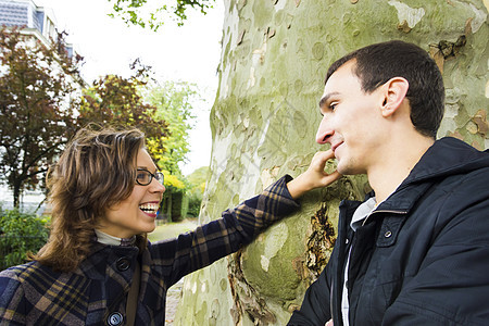 情侣在公园里谈户外话的情侣肖像 看起来很快乐图片
