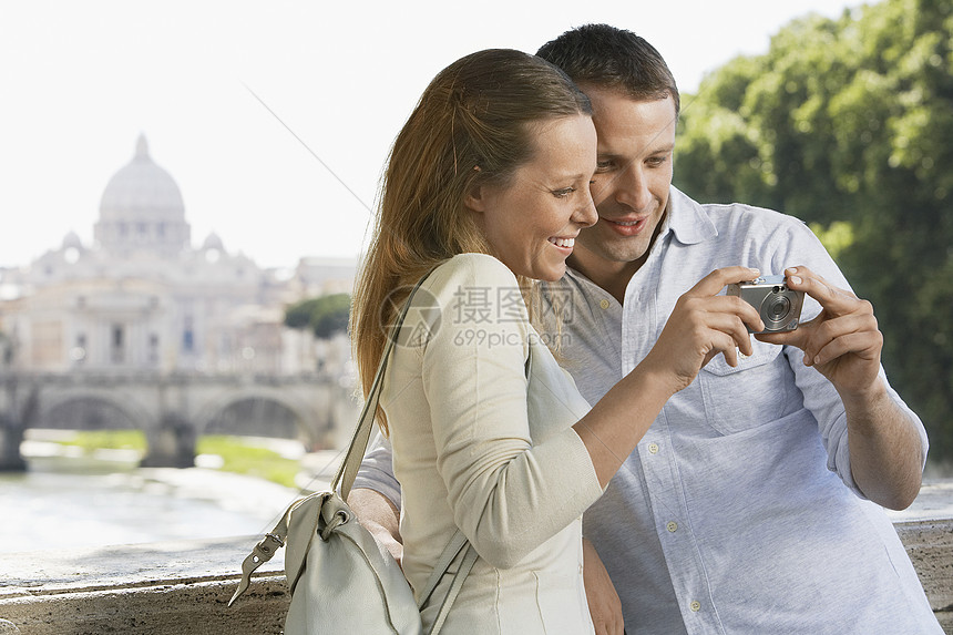 两人在桥上观摩意大利罗马数码摄影机照片图片