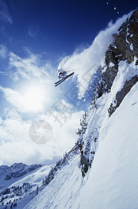 从山顶跳起的滑雪者乐趣成年人中年人滑雪杖滑雪男士娱乐男性滑雪服粉雪图片