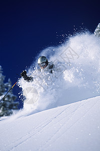 深粉雪中的滑雪图片
