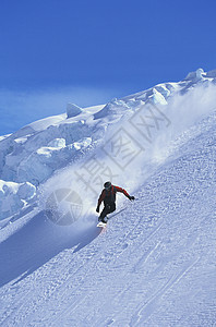 山坡上的滑雪运动员挑战单板闲暇活动身体素质踪迹孤独粉末活力休闲图片