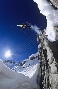 高山悬崖跳起滑雪跳跃成人活力乐趣冒险享受休闲风险闲暇行动图片