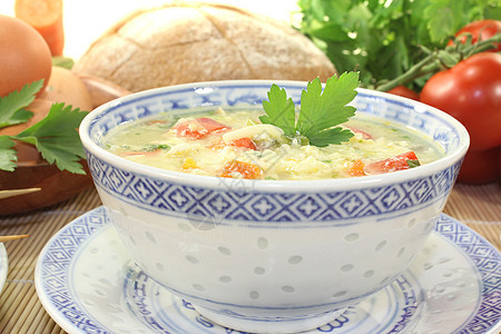 亚洲鸡汤和面条盘子套餐肉汤餐巾韭菜萝卜鸡肉绿色香菜食物图片