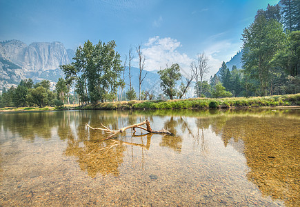 Yosemite 河流视图图片