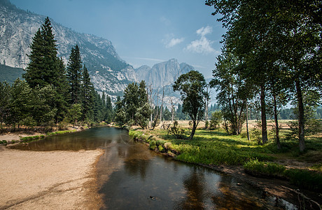 Yosemite 优雅的河流图片