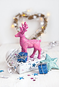 堆积小礼物盒RosaPink鹿 礼品盒和其他圣诞节装饰品背景
