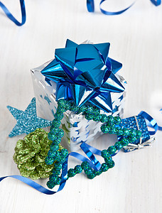 小礼物盒和圣诞节装饰品松果绿色蓝色星形饰品丝带礼品袋礼物包装小玩意儿图片