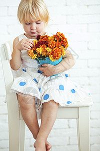 有花儿的孩子婴儿椅子蓝色公主乡村裙子花朵儿童衣服工作室图片