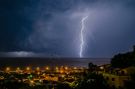 闪耀在海面上电气天气危险收费霹雳云景活力海洋海岸雷雨图片
