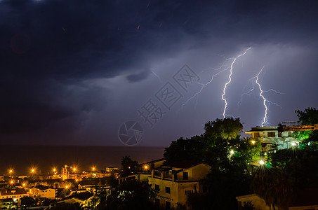 闪耀在海面上射线海洋海岸场景危险天空风暴力量雷雨罢工图片