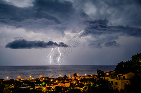 风暴天空闪耀在海面上海岸霹雳雷雨螺栓危险收费震惊风暴射线全景背景