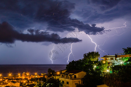 闪耀在海面上电气天空危险力量雷雨霹雳天气螺栓震惊场景图片
