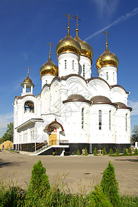 白色教堂俄罗斯Zhukovsky的变形教堂背景